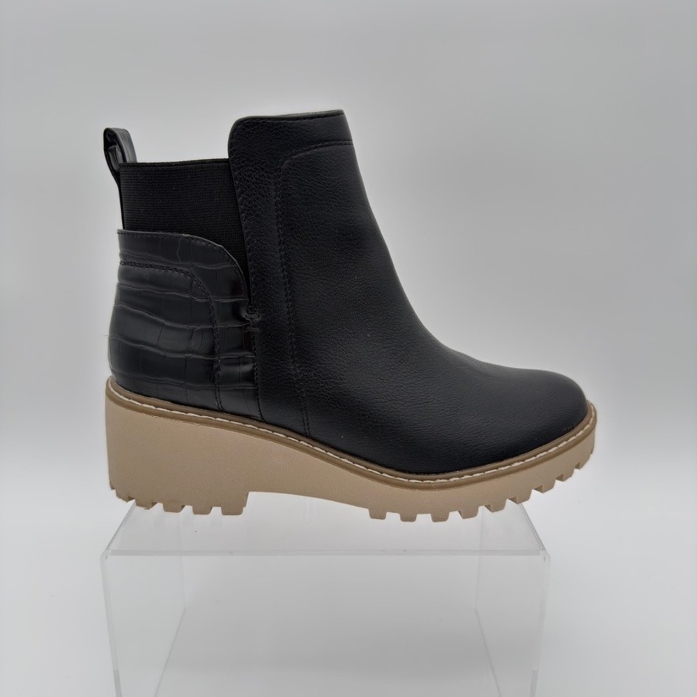 DV Dolce Vita Rielle Black Chelsea Ankle Boots Women's 7.5 Lug Sole - Picture 2 of 7